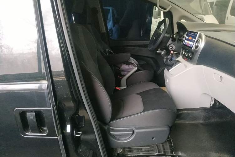 Used JAC Refine M3 2019 PLUS Maker Edition 1.8L Luxury Smart Model with 9 Seats Right Front Seat