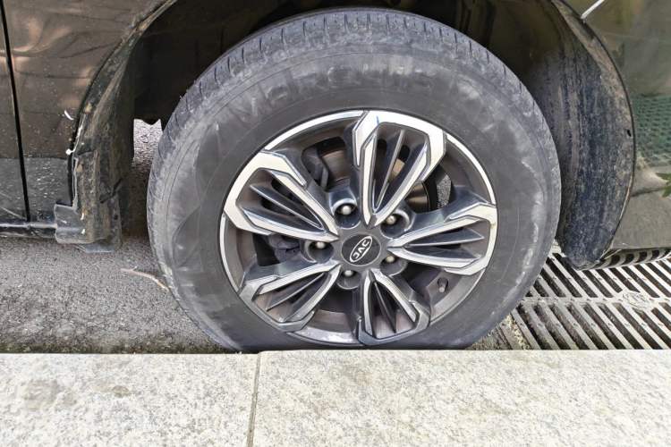 Used JAC Refine M3 2019 IKEA Edition 1.8L Luxury Smart Model Right Front Wheel Hub