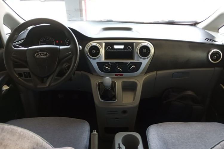 Used JAC Refine M3 2019 PLUS Maker Edition 1.8L Luxury Model Center Console