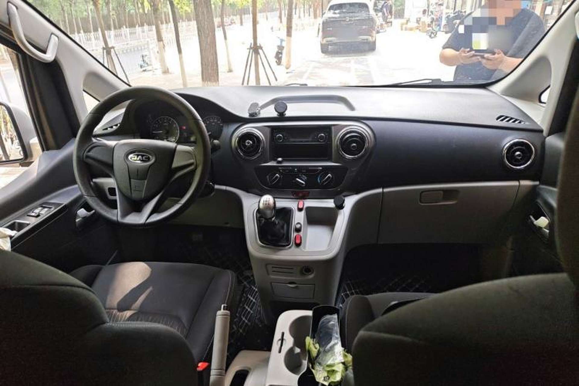 Used JAC Refine M3 2019 PLUS Creator Edition 1.8L Luxury Smart Model Center Console