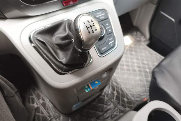 Used JAC Refine M3 2019 IKEA Edition 1.8L Luxury Smart Model Gear Lever