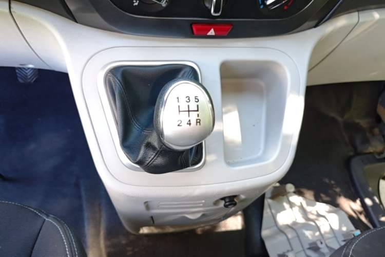 Used JAC Refine M3 2019 PLUS IKEA Edition 1.8L Luxury 9-Seater Gear Lever