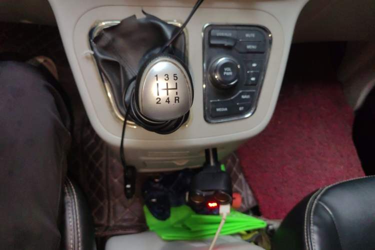 Used JAC Refine M3 2019 IKEA Edition 1.8L Luxury Smart Model Gear Lever