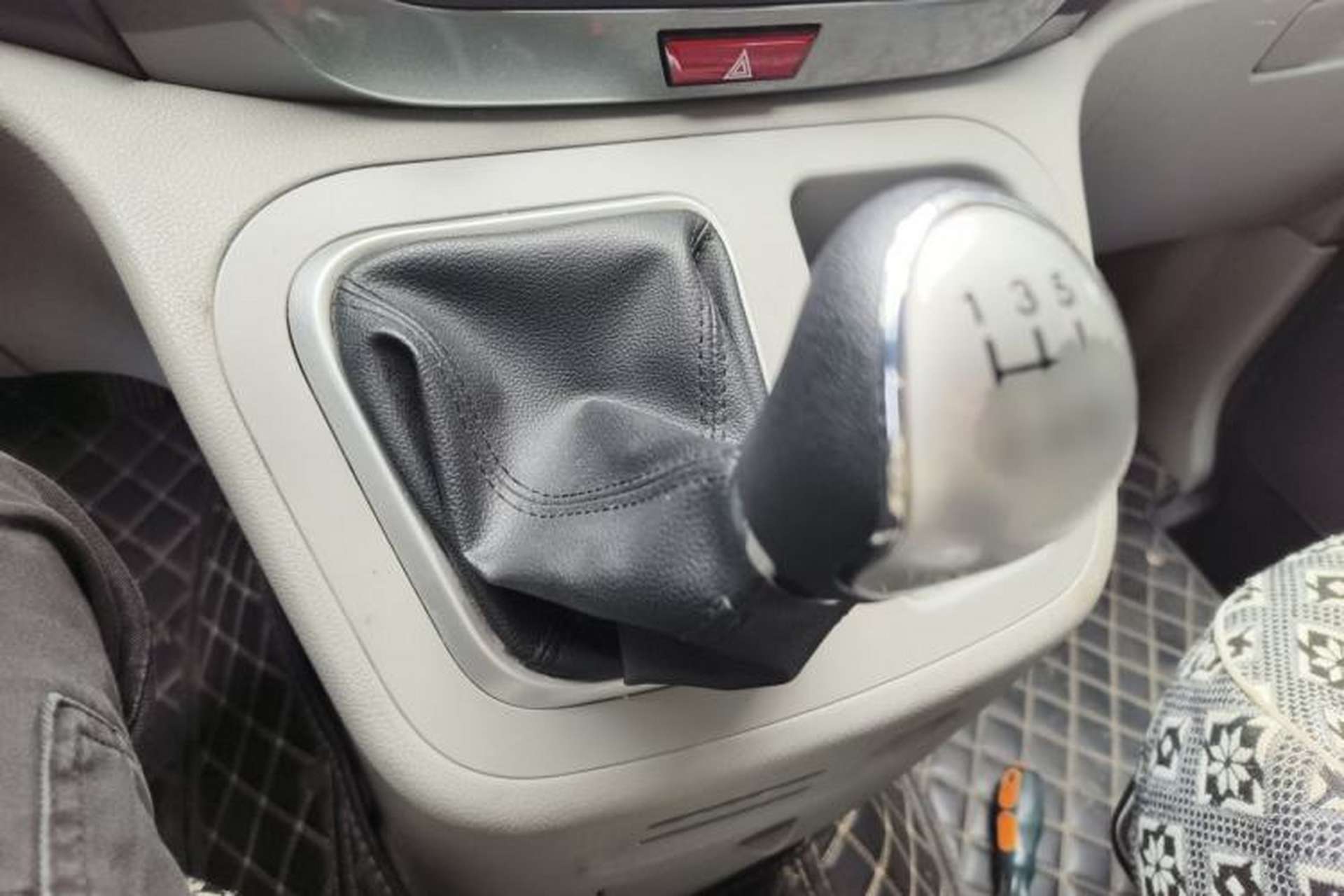Used JAC Refine M3 2019 PLUS IKEA Edition 1.8L Luxury 9-Seater Gear Lever
