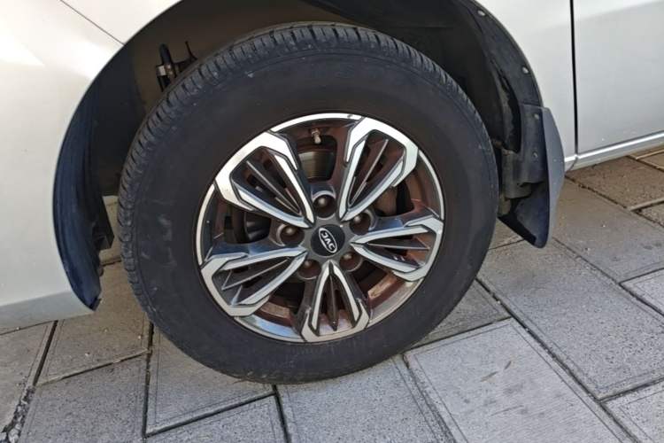 Used JAC Refine M3 2019 PLUS IKEA Edition 1.8L Luxury 9-Seater Left Front Wheel Hub
