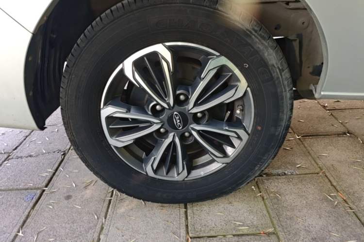 Used JAC Refine M3 2019 PLUS IKEA Edition 1.8L Luxury 9-Seater Right Rear Wheel Hub