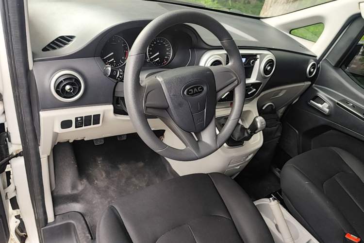 Used JAC Refine M3 2019 PLUS Maker Edition 1.8L Luxury Model Center Console