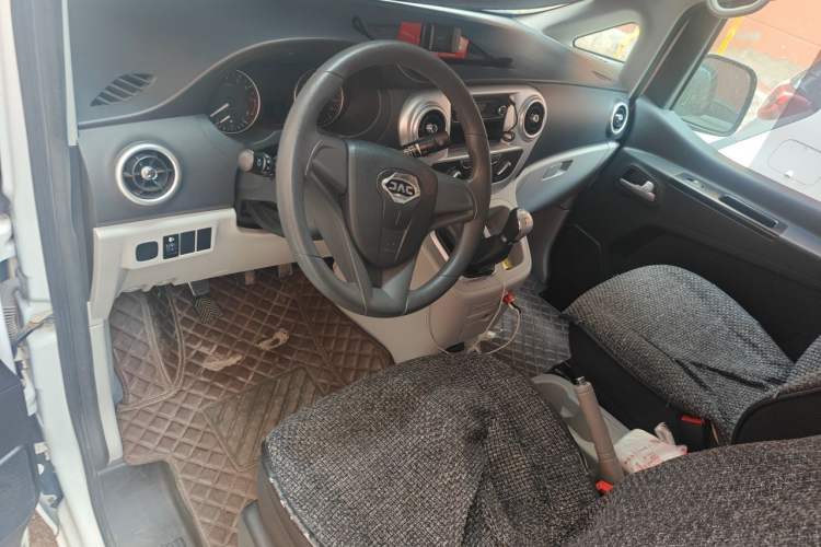 Used JAC Refine M3 2019 PLUS Maker Edition 1.8L Luxury Model Center Console
