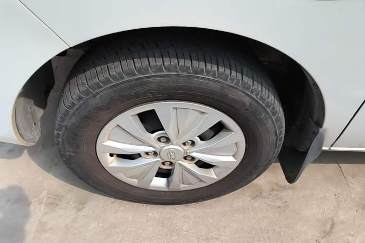 Used JAC Refine M3 2019 PLUS Maker Edition 1.8L Luxury Smart Model with 9 Seats Exterior 4