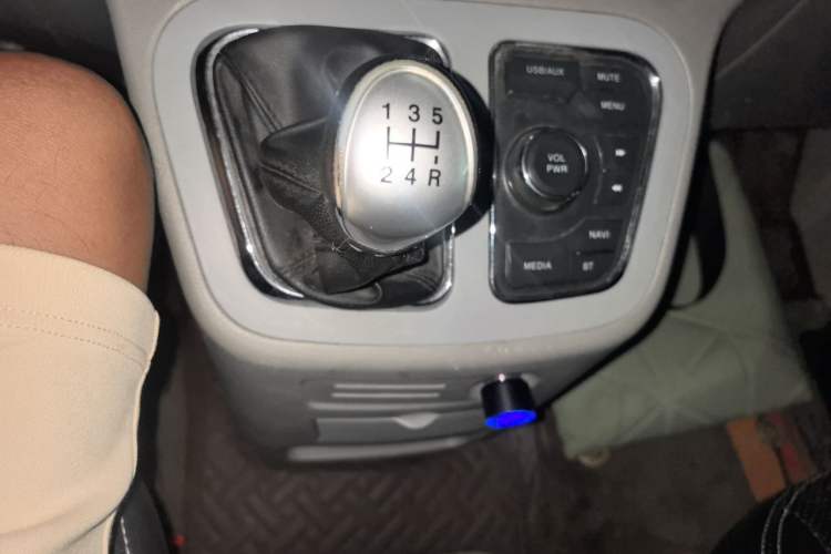 Used JAC Refine M3 2019 IKEA Edition 1.6L Luxury Smart Model Gear Lever