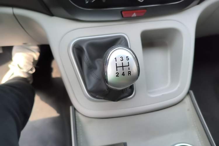 Used JAC Refine M3 2019 PLUS Maker Edition 1.8L Luxury Smart Model with 9 Seats Gear Lever