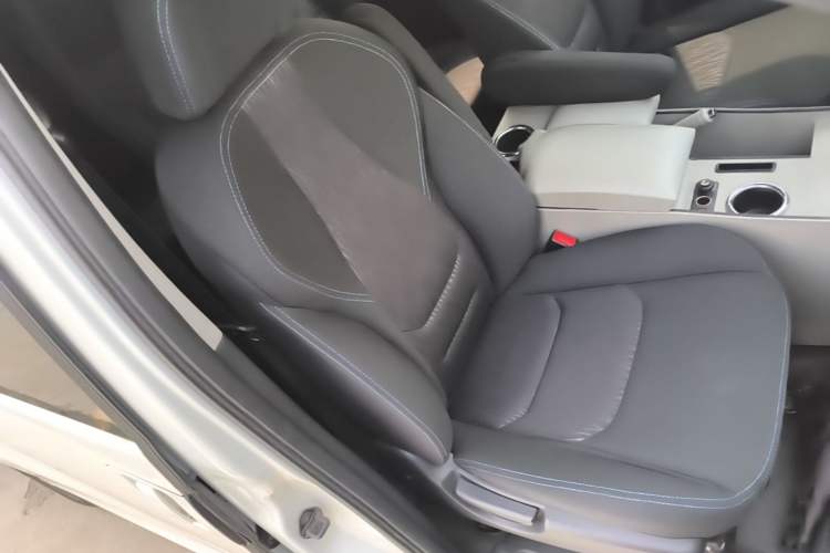Used JAC Refine M3 2019 PLUS Maker Edition 1.8L Luxury Smart Model with 9 Seats Right Front Seat