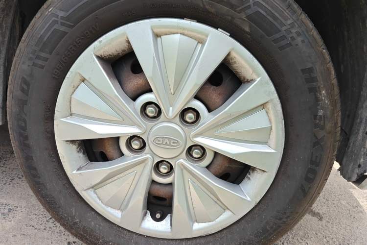 Used JAC Refine M3 2019 Creator Edition 1.8L Luxury Model Right Front Wheel Hub