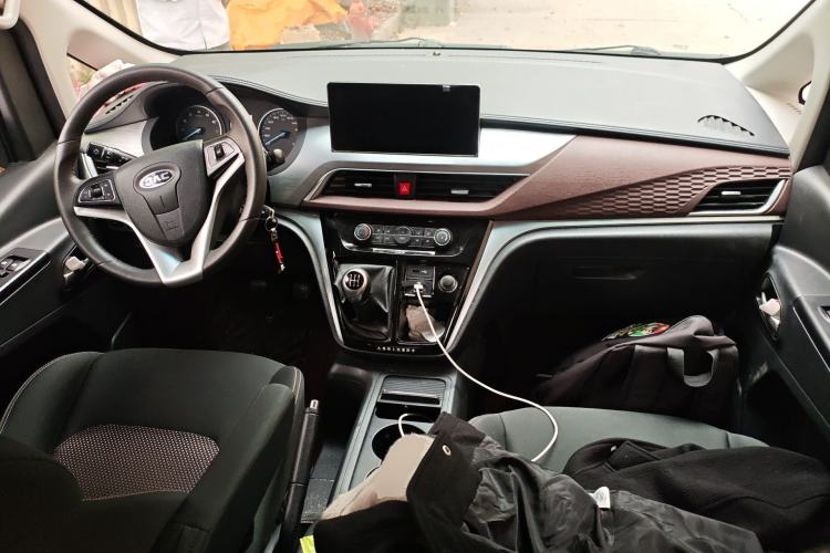 Used JAC Refine M3 2022 PLUS 1.5T 7-Seater Standard Model Center Console