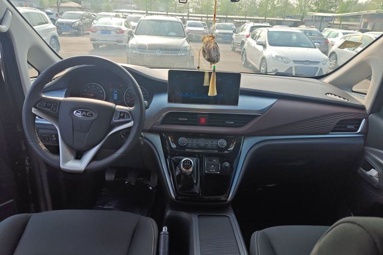 Used JAC Refine M3 2022 PLUS 1.8L 7-seater Standard Model Center Console