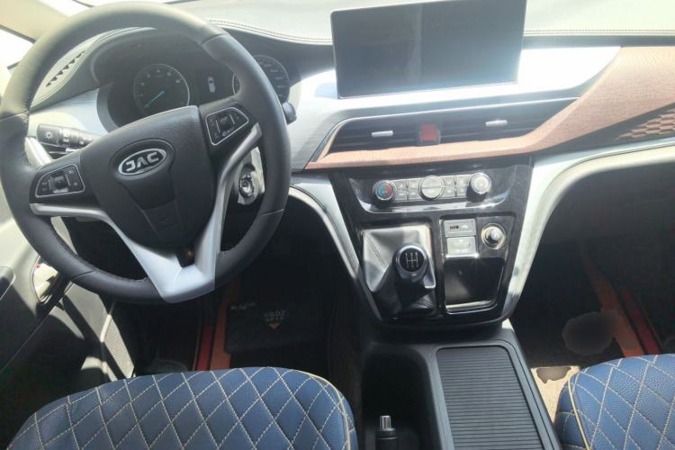 Used JAC Refine M3 2022 1.5T 7-Seater Standard Edition Center Console