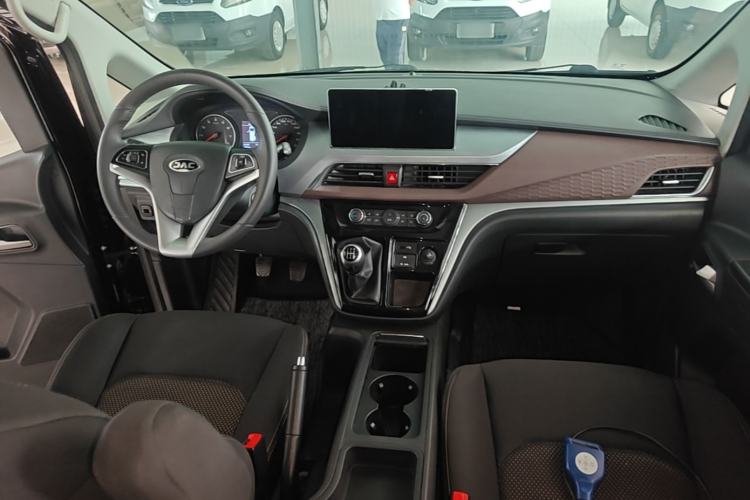 Used JAC Refine M3 2022 PLUS 1.5T 7-Seater Standard Model Center Console