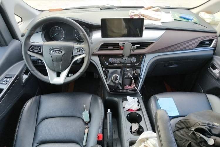 Used JAC Refine M3 2022 PLUS 1.8L 7-seater Standard Model Center Console
