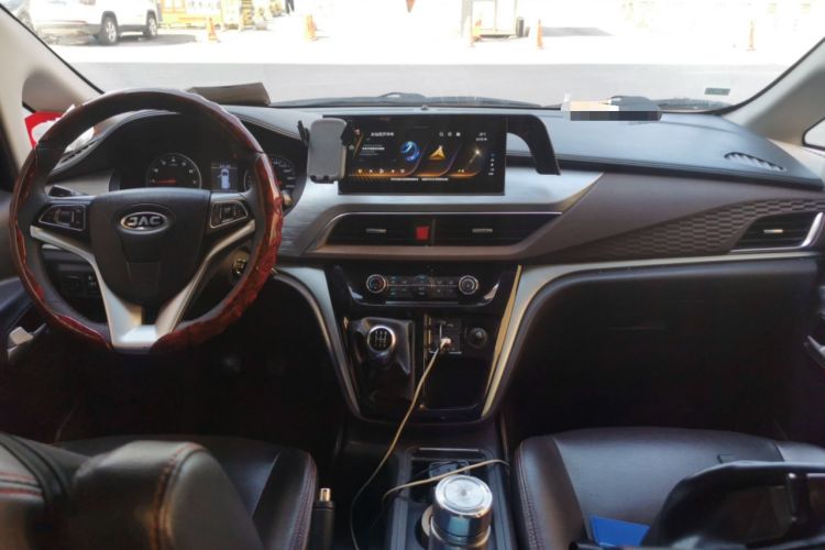 Used JAC Refine M3 2022 1.8L 7-seat Standard Edition Center Console