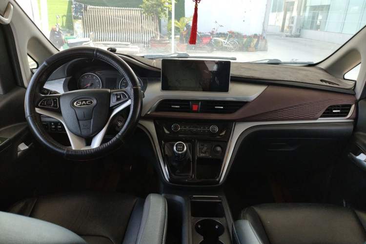 Used JAC Refine M3 2022 PLUS 1.5T 7-Seater Standard Model Center Console