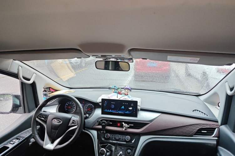 Used JAC Refine M3 2022 PLUS 1.8L 7-seater Standard Model Center Console