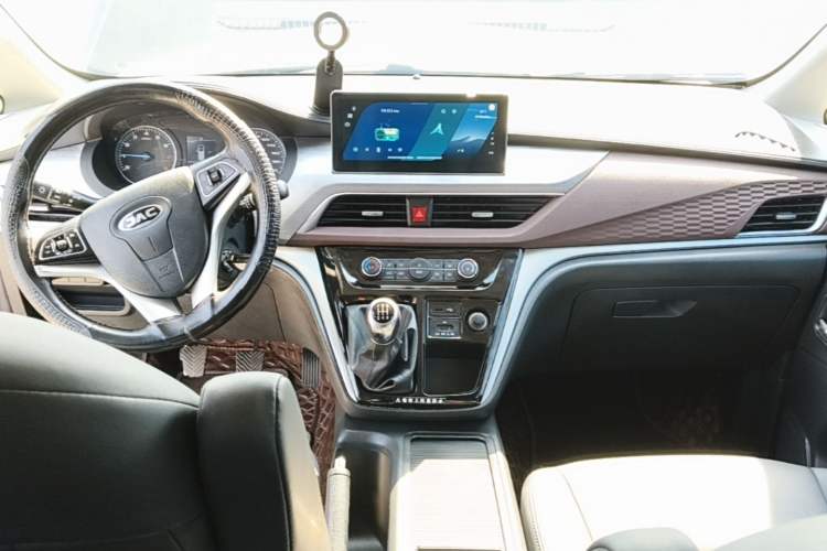 Used JAC Refine M3 2022 PLUS 1.8L 7-seater Standard Model Center Console