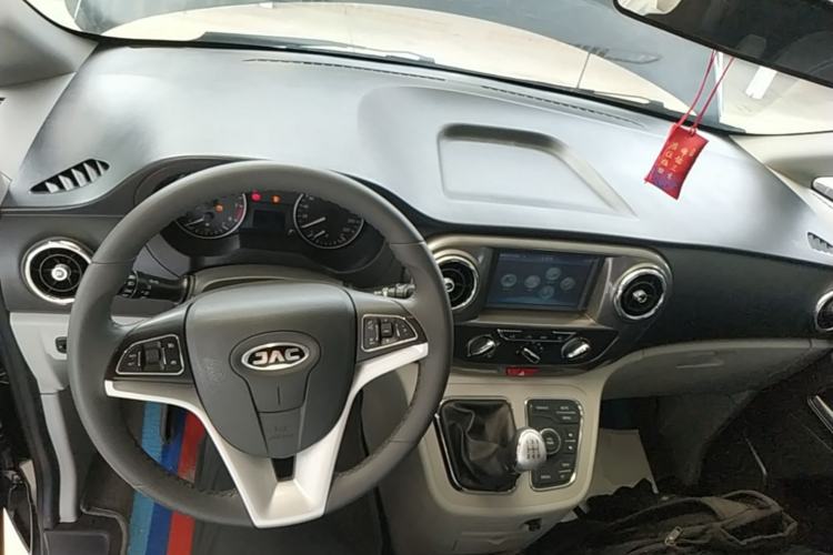Used JAC Refine M3 2022 1.8L 7-seat Standard Edition Center Console