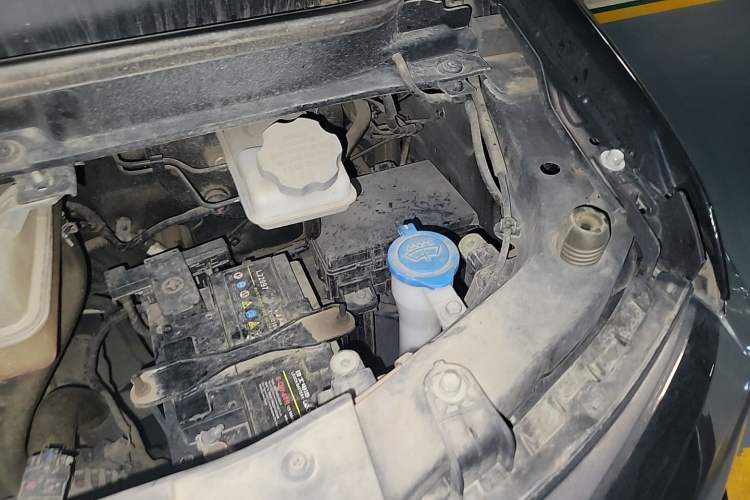 Used JAC Refine M3 2022 PLUS Creator Edition 1.5T Luxury Model Engine Bay Left