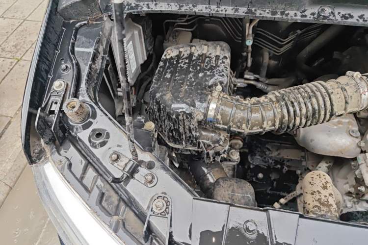 Used JAC Refine M3 2022 PLUS 1.8L 7-seater Standard Model Engine Bay Right