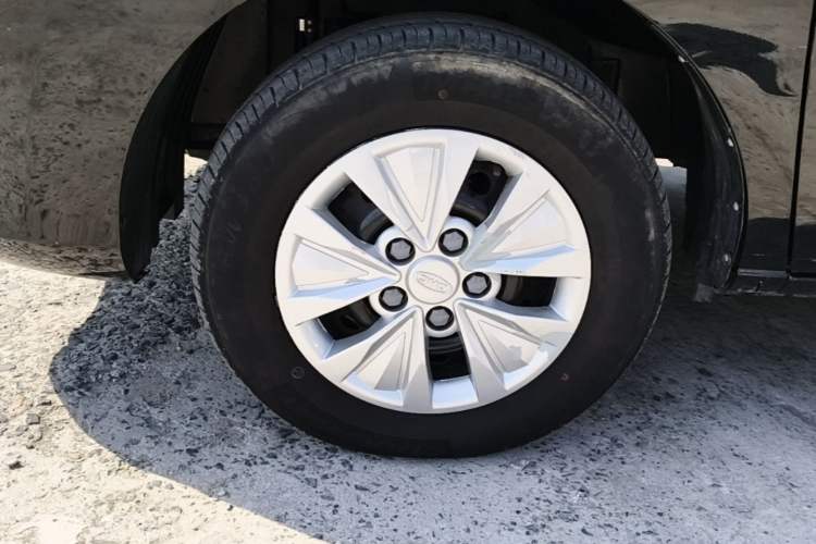 Used JAC Refine M3 2022 PLUS 1.8L 7-seater Standard Model Exterior 4