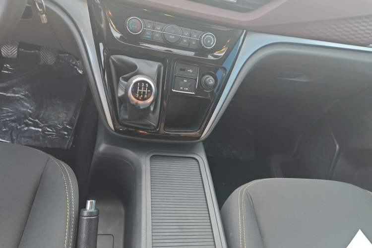 Used JAC Refine M3 2022 PLUS 1.8L 7-seater Standard Model Gear Lever