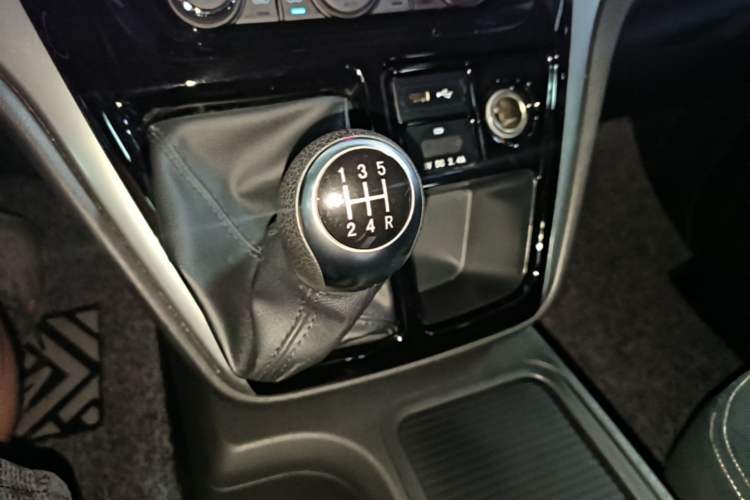 Used JAC Refine M3 2022 PLUS 1.8L 7-seater Standard Model Gear Lever