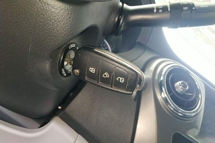 Used JAC Refine M3 2022 1.8L 7-seat Standard Edition Interior 1