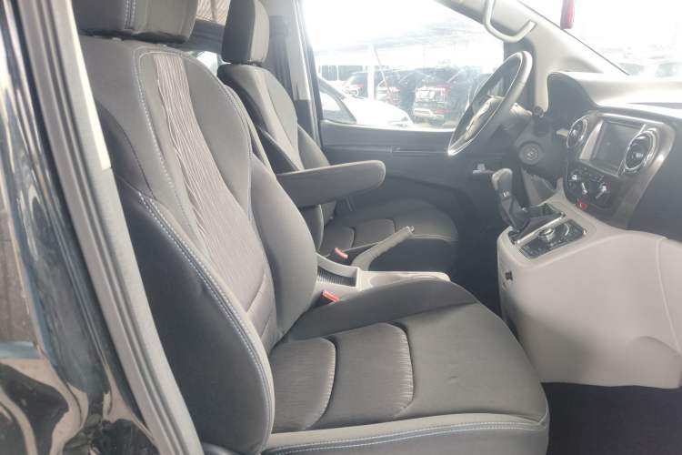 Used JAC Refine M3 2022 1.8L 7-seat Standard Edition Interior 2