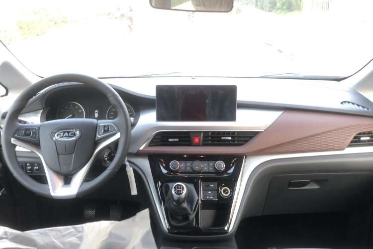 Used JAC Refine M3 2022 1.8L 7-seat Standard Edition Interior 3