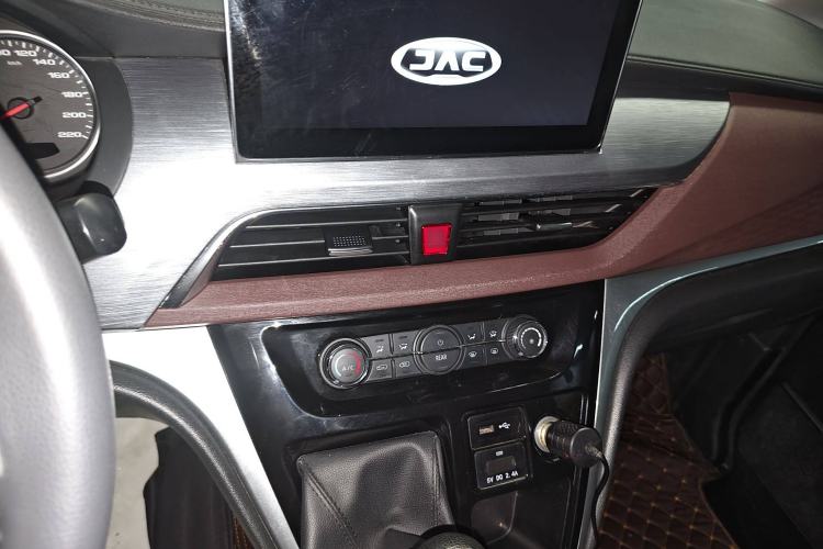 Used JAC Refine M3 2022 1.5T 7-Seater Standard Edition Interior 3