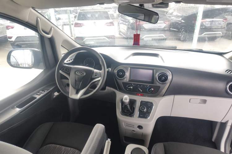 Used JAC Refine M3 2022 1.8L 7-seat Standard Edition Interior 4