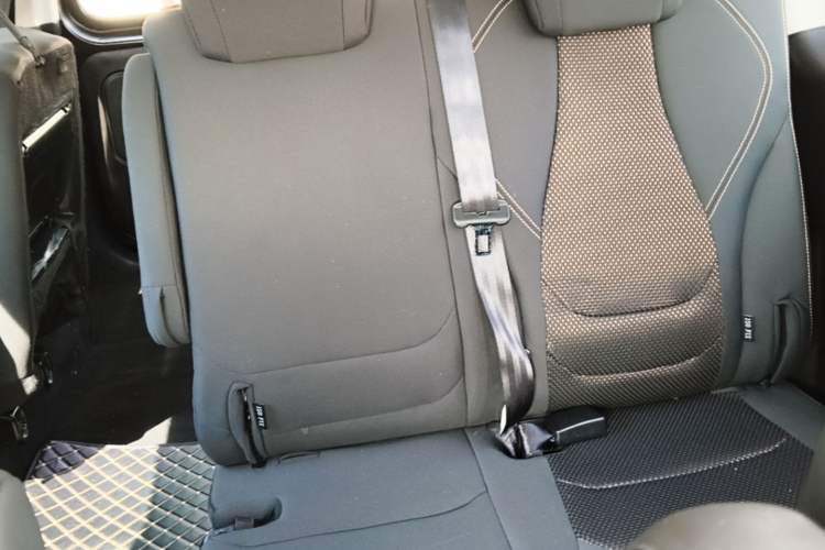 Used JAC Refine M3 2022 PLUS 1.8L 7-seater Standard Model Left Rear Seat