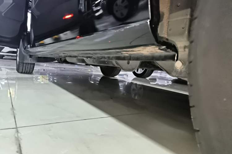 Used JAC Refine M3 2022 PLUS 1.8L 7-seater Standard Model Left Side Sill