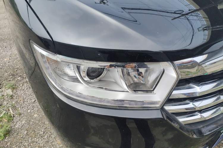 Used JAC Refine M3 2022 PLUS 1.8L 7-seater Standard Model Right Front Headlight