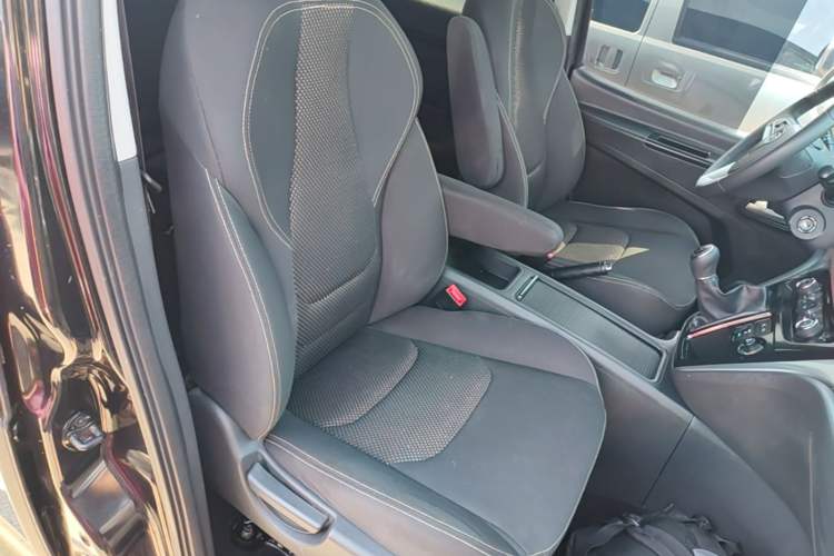 Used JAC Refine M3 2022 PLUS 1.8L 7-seater Standard Model Right Front Seat