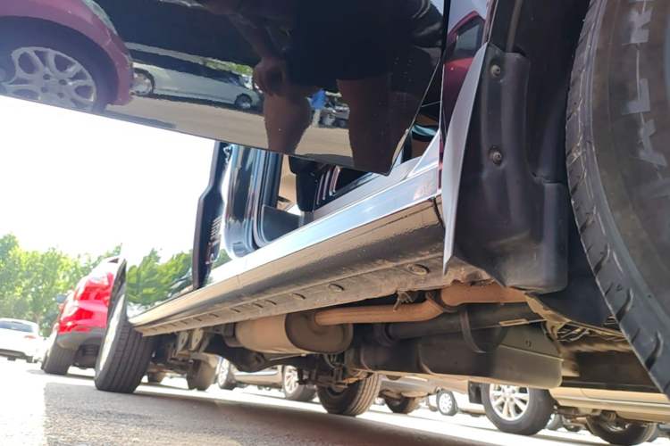 Used JAC Refine M3 2022 PLUS 1.8L 7-seater Standard Model Right Side Sill