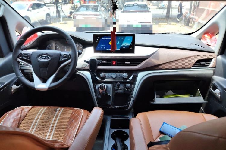 Used JAC Refine M3 2022 PLUS 1.5T 7-Seater Standard Model Center Console