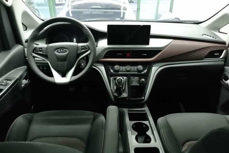 Used JAC Refine M3 2022 PLUS 1.5T 7-Seater Standard Model Center Console