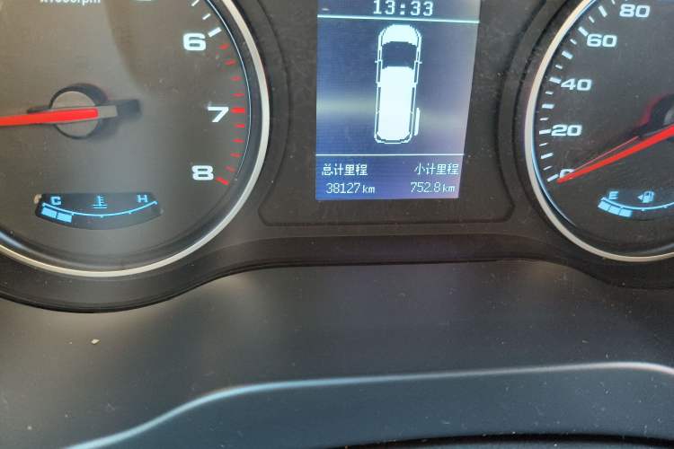 Used JAC Refine M3 2022 PLUS 1.8L 7-seater Standard Model Odometer Close Up