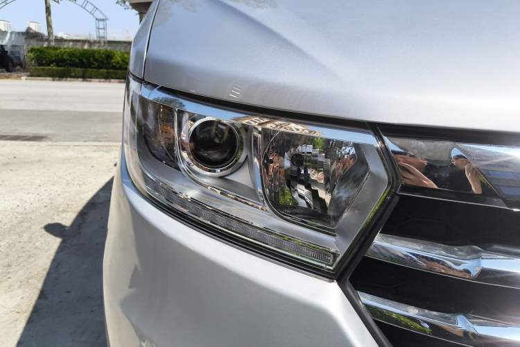 Used JAC Refine M3 2022 PLUS 1.8L 7-seater Standard Model Right Front Headlight