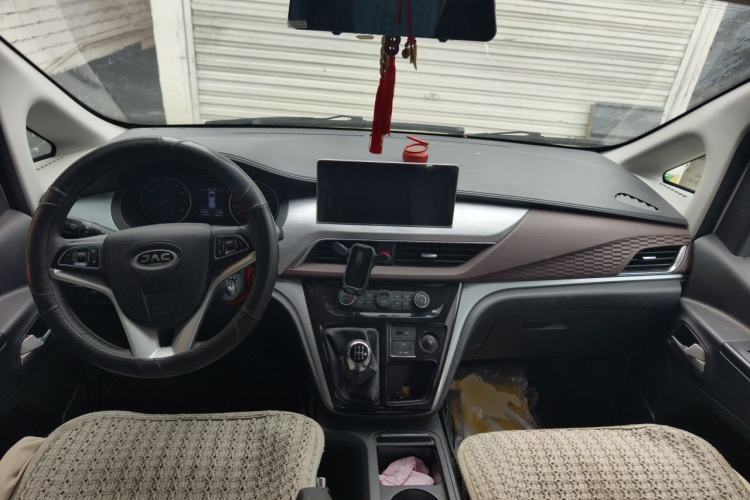Used JAC Refine M3 2022 PLUS 1.5T 7-Seater Standard Model Center Console
