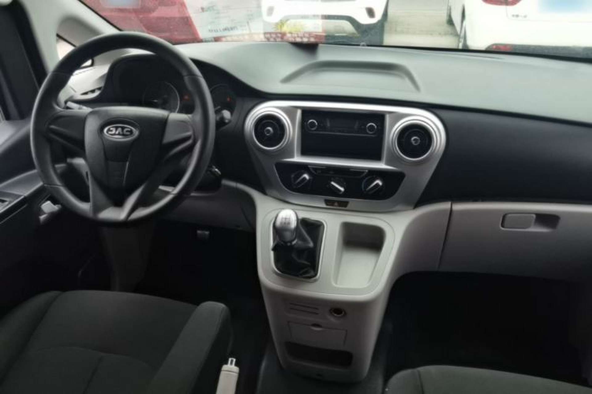 Used JAC Refine M3 2022 1.8L 7-seat Standard Edition Center Console