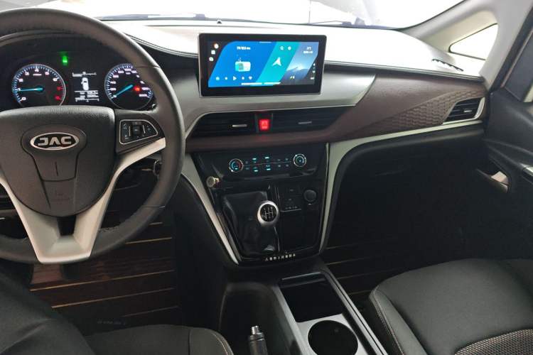 Used JAC Refine M3 2022 PLUS 1.8L 7-seater Standard Model Interior 2