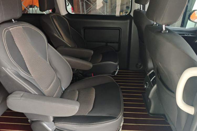 Used JAC Refine M3 2022 PLUS 1.8L 7-seater Standard Model Interior 4